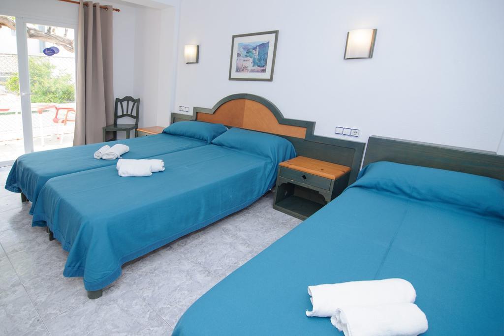 Sant Antoni de Portmany Hostal Rosalia מראה חיצוני תמונה